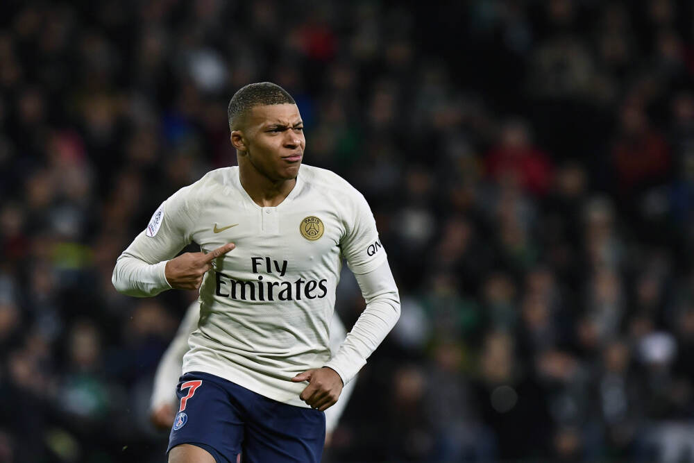 小鹏机器人惹争议，到底是不是真人套壳？